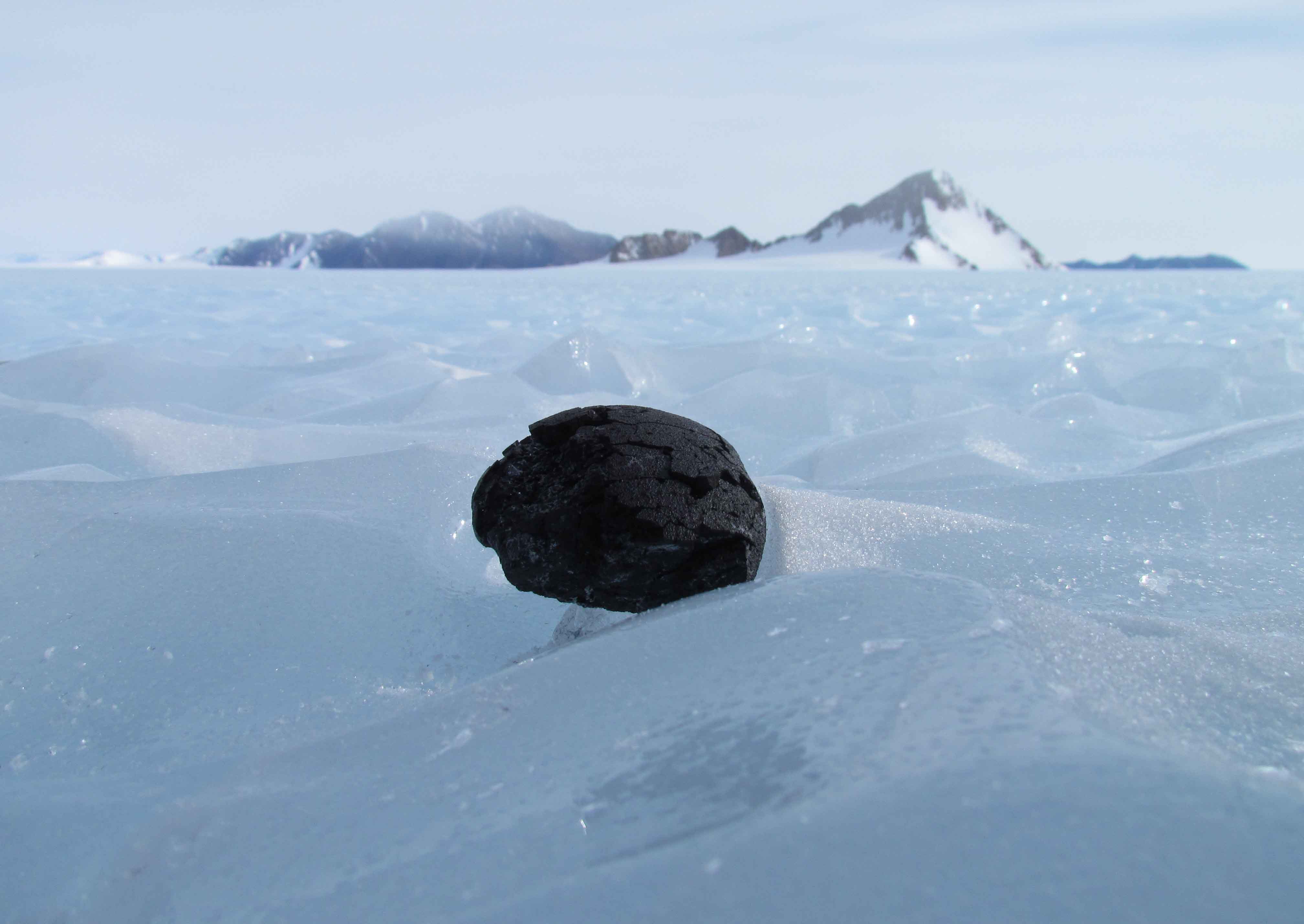 Радиация в антарктиде. Метеориты в Антарктиде. Антарктида камень. Странные места в Антарктиде.